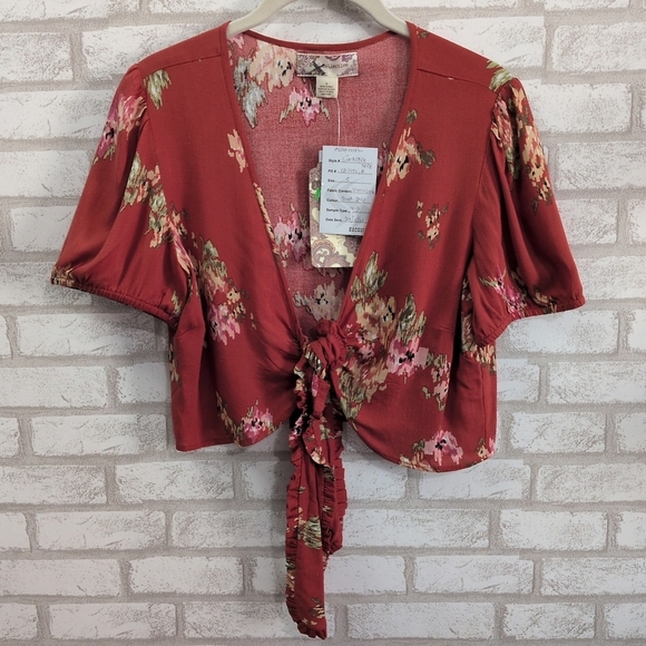 Lottie & Holly Tops - NWT Lottie & Holly tie front crop top in floral print Light Weight Ruffled